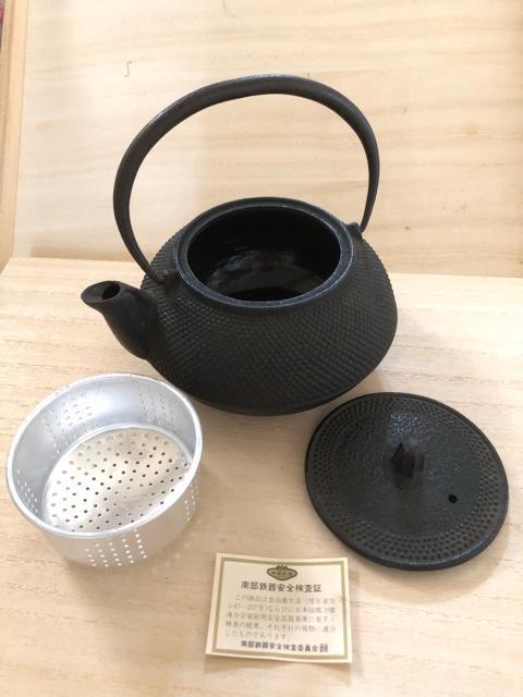 【新品未使用】南部鉄器の急須 岩鋳 内側ホーロー加工 茶こし付 アラレ < インテリア/ライフ  【新品未使用】南部鉄器の急須 岩鋳 内側ホーロー加工 茶こし付 アラレ  < インテリア/ライフの