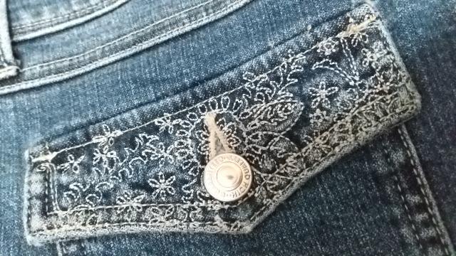 刺繍デザインが可愛い◆ブーツカットジーンズ◆ウエスト64cm < 女性ファッション  刺繍デザインが可愛い◆ブーツカットジーンズ◆ウエスト64cm < 女性ファッションの