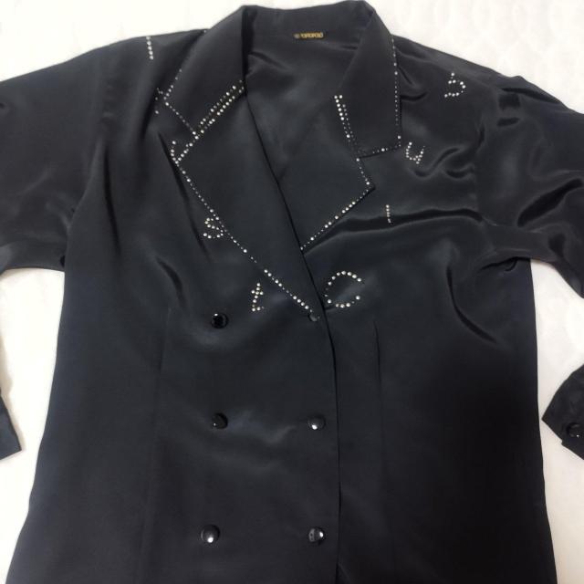 ビジュー付きサテンシャツ 長袖 黒ダブル スパンコール 80年代ディスコティック < 女性ファッション  ビジュー付きサテンシャツ 長袖 黒ダブル スパンコール 80年代ディスコティック < 女性ファッションの