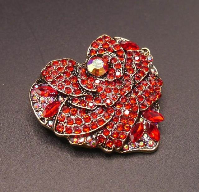 新品アンティーク調きらきらストーン 薔薇 ブローチハート ブローチ 赤 < 女性アクセサリー/時計  新品アンティーク調きらきらストーン 薔薇 ブローチハート ブローチ 赤 < 女性アクセサリー/時計の