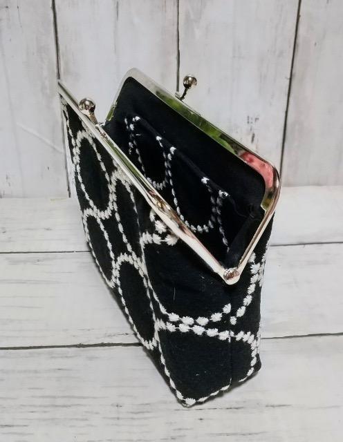 刺繍 ドット 水玉 黒 角型がま口 通帳ケース 小物入れ 多目的ポーチ < 女性ファッション 刺繍 ドット 水玉 黒 角型がま口 通帳ケース 小物入れ 多目的ポーチ < 女性ファッションの