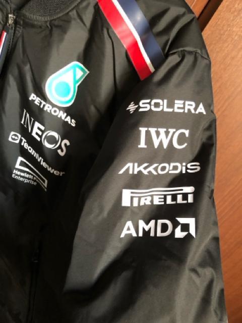 �V�i�����Z�f�X AMG �y�g���i�X F1 �`�[�� �{���o�[ �W���P�b�g 2024 �� �j���t�@�b�V������ 