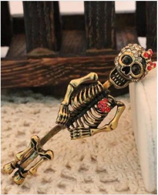 新品アンティーク調ゴシックスカル3本指リング ハロウィン < 女性アクセサリー/時計 新品アンティーク調ゴシックスカル3本指リング ハロウィン < 女性アクセサリー/時計の