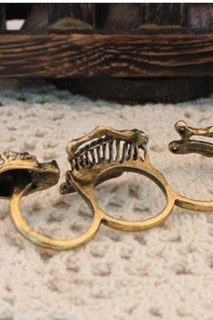 新品アンティーク調ゴシックスカル3本指リング ハロウィン < 女性アクセサリー/時計 新品アンティーク調ゴシックスカル3本指リング ハロウィン < 女性アクセサリー/時計の