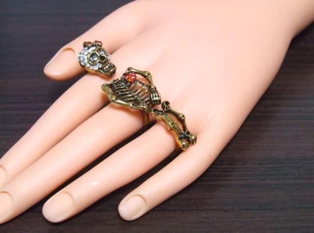 新品アンティーク調ゴシックスカル3本指リング ハロウィン < 女性アクセサリー/時計 新品アンティーク調ゴシックスカル3本指リング ハロウィン < 女性アクセサリー/時計の