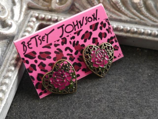 新品 ゴスロリ姫系 アンティーク調 かわいい薔薇柄ハートピアス  BETSEY JOHNSON < 女性アクセサリー/時計  新品 ゴスロリ姫系 アンティーク調 かわいい薔薇柄ハートピアス  BETSEY JOHNSON < 女性アクセサリー/時計の