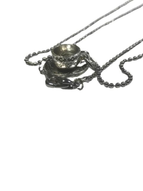 ティーカップモチーフ ネックレス シルバーカラー アンティーク風 ヴィンテージ アクセサリー ペンダント < 女性アクセサリー/時計  ティーカップモチーフ ネックレス シルバーカラー アンティーク風 ヴィンテージ アクセサリー ペンダント < 女性アクセサリー/時計の