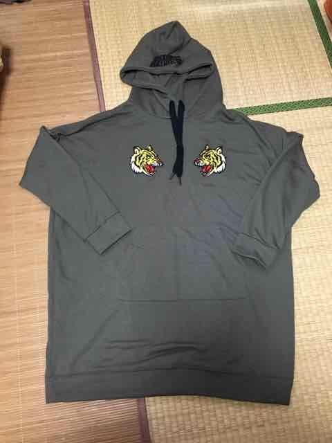 ゆったりシルエット・トラ刺繍ロングパーカー。カーキ < ブランド ゆったりシルエット・トラ刺繍ロングパーカー。カーキ < ブランドの