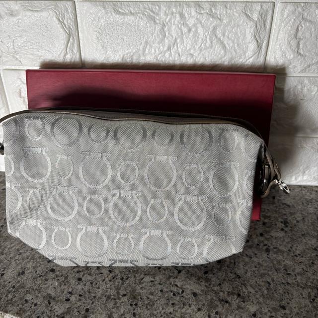 Ferragamo 【フェラガモ】 AU-22 6123 アクセサリーポーチ ミニバッグ ガンチーニ キャンバス ブラウン < ブランド  Ferragamo 【フェラガモ】 AU-22 6123 アクセサリーポーチ ミニバッグ ガンチーニ キャンバス ブラウン < ブランドの