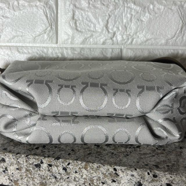 Ferragamo 【フェラガモ】 AU-22 6123 アクセサリーポーチ ミニバッグ ガンチーニ キャンバス ブラウン < ブランド  Ferragamo 【フェラガモ】 AU-22 6123 アクセサリーポーチ ミニバッグ ガンチーニ キャンバス ブラウン < ブランドの