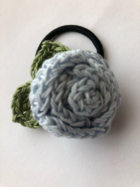 ハンドメイド ヘアゴム ブローチ レース糸で編んだ巻き巻き薔薇 < 女性ファッション  ハンドメイド ヘアゴム ブローチ レース糸で編んだ巻き巻き薔薇 < 女性ファッションの