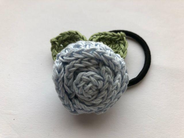 ハンドメイド ヘアゴム ブローチ レース糸で編んだ巻き巻き薔薇 < 女性ファッション  ハンドメイド ヘアゴム ブローチ レース糸で編んだ巻き巻き薔薇 < 女性ファッションの
