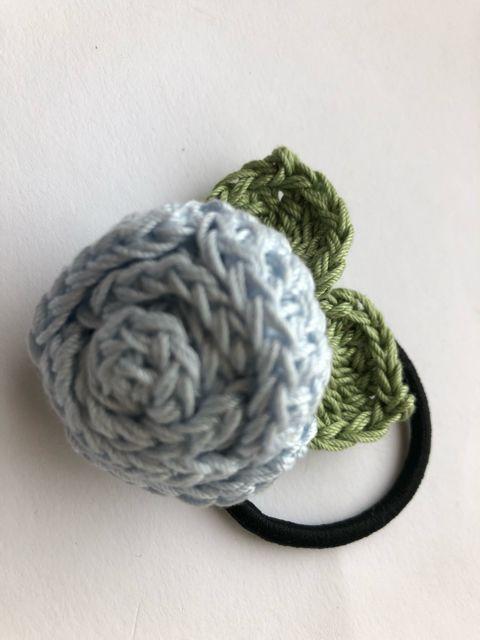 ハンドメイド ヘアゴム ブローチ レース糸で編んだ巻き巻き薔薇 < 女性ファッション  ハンドメイド ヘアゴム ブローチ レース糸で編んだ巻き巻き薔薇 < 女性ファッションの