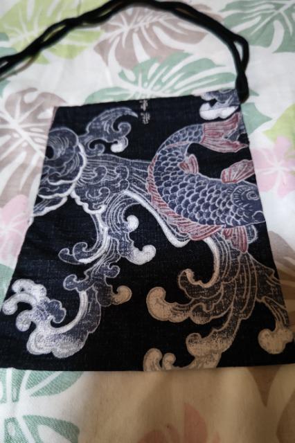 ★処分品★黒×あばれ鯉大柄ナナメ掛巾着袋 < キッズ/ベビー  ★処分品★黒×あばれ鯉大柄ナナメ掛巾着袋 < キッズ/ベビーの