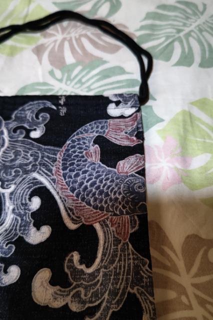 ★処分品★黒×あばれ鯉大柄ナナメ掛巾着袋 < キッズ/ベビー  ★処分品★黒×あばれ鯉大柄ナナメ掛巾着袋 < キッズ/ベビーの