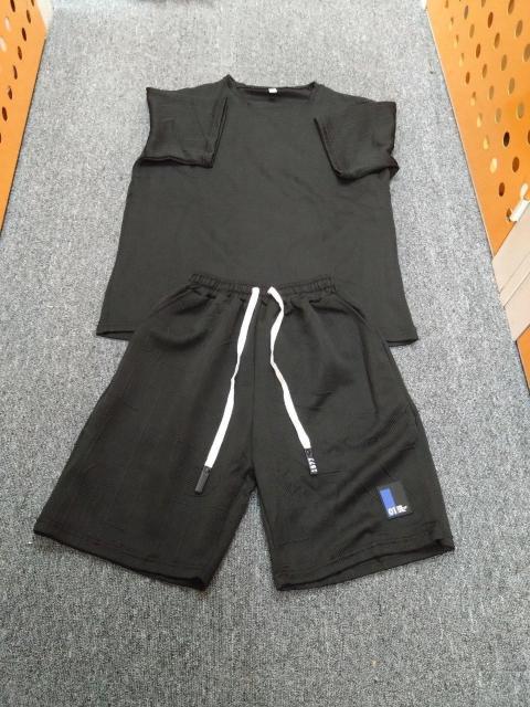 サイズL 立体エンボス セットアップ (Tシャツ & ショートパンツ) 黒 < 女性ファッション  サイズL 立体エンボス セットアップ (Tシャツ & ショートパンツ) 黒  < 女性ファッションの