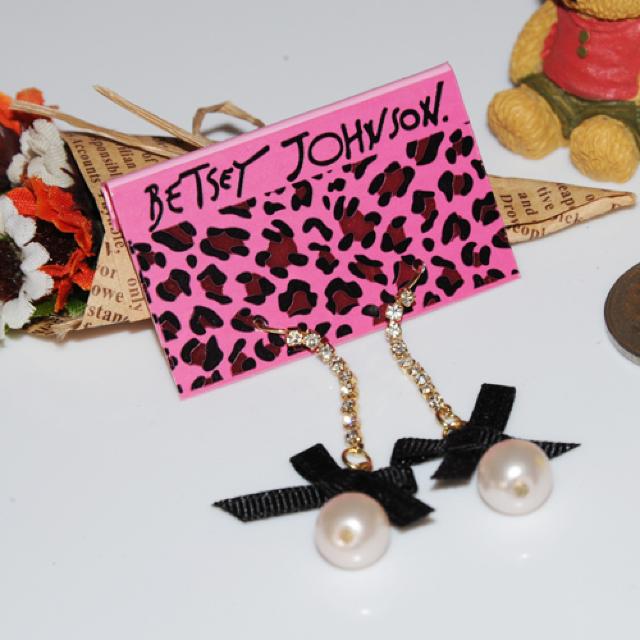 新品ゴスロリ姫系パールストーンりぼんピアス BETSEY JOHNSON < 女性アクセサリー/時計 新品ゴスロリ姫系パールストーンりぼんピアス BETSEY JOHNSON < 女性アクセサリー/時計の