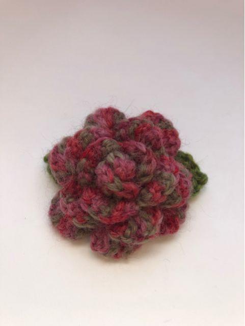 ハンドメイド ブローチ コサージュ 薔薇 ウール レッドミックス < 女性ファッション  ハンドメイド ブローチ コサージュ 薔薇 ウール レッドミックス  < 女性ファッションの