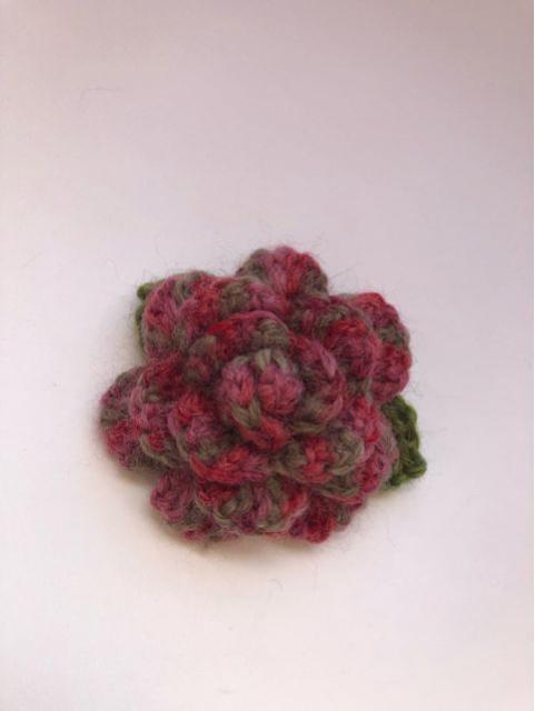 ハンドメイド ブローチ コサージュ 薔薇 ウール レッドミックス < 女性ファッション  ハンドメイド ブローチ コサージュ 薔薇 ウール レッドミックス < 女性ファッションの