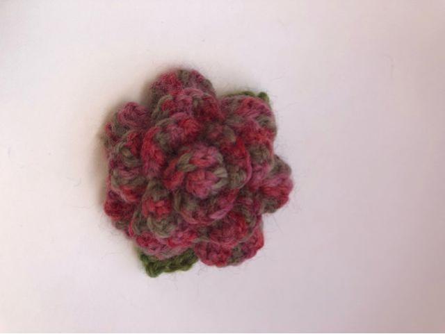 ハンドメイド ブローチ コサージュ 薔薇 ウール レッドミックス < 女性ファッション  ハンドメイド ブローチ コサージュ 薔薇 ウール レッドミックス < 女性ファッションの