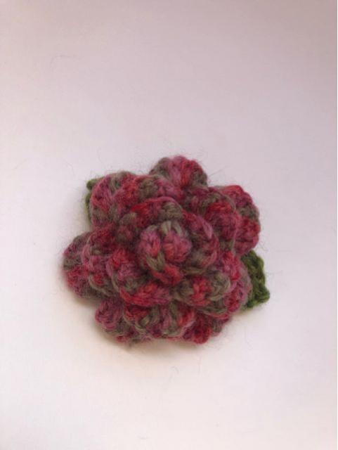ハンドメイド ブローチ コサージュ 薔薇 ウール レッドミックス < 女性ファッション  ハンドメイド ブローチ コサージュ 薔薇 ウール レッドミックス < 女性ファッションの