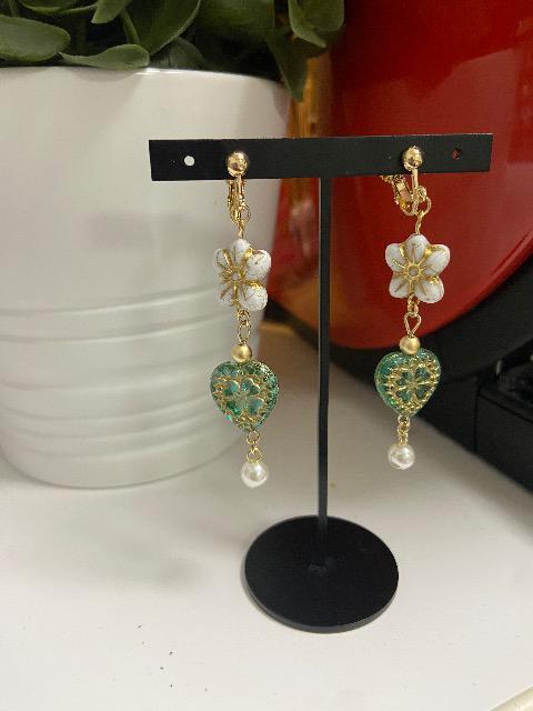 ハンドメイド チェコビーズ 花とハートのイヤリング < 女性ファッション  ハンドメイド チェコビーズ 花とハートのイヤリング  < 女性ファッションの