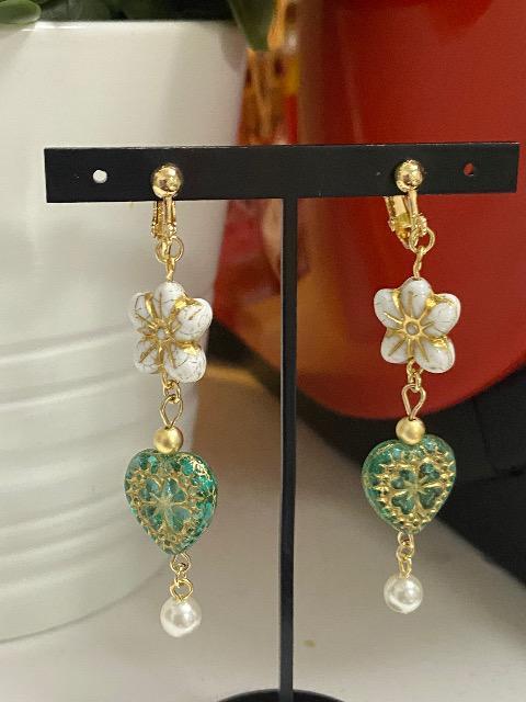 ハンドメイド チェコビーズ 花とハートのイヤリング < 女性ファッション  ハンドメイド チェコビーズ 花とハートのイヤリング < 女性ファッションの