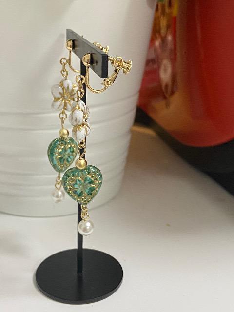 ハンドメイド チェコビーズ 花とハートのイヤリング < 女性ファッション  ハンドメイド チェコビーズ 花とハートのイヤリング < 女性ファッションの