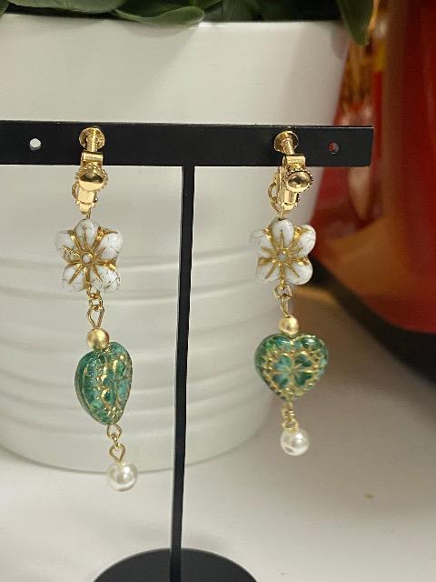 ハンドメイド チェコビーズ 花とハートのイヤリング < 女性ファッション  ハンドメイド チェコビーズ 花とハートのイヤリング < 女性ファッションの