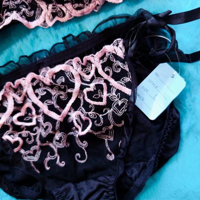 激エロカワッ。。。ハートブラチャーム付。F80×L。。ゴージャスハート柄刺繍ブラジャー&ショーツセット紐パン調グラマー大きいサイズ < 女性ファッション  激エロカワッ。。。ハートブラチャーム付。F80×L。。ゴージャスハート柄刺繍ブラジャー&ショーツセット紐パン調グラマー大きいサイズ < 女性ファッションの