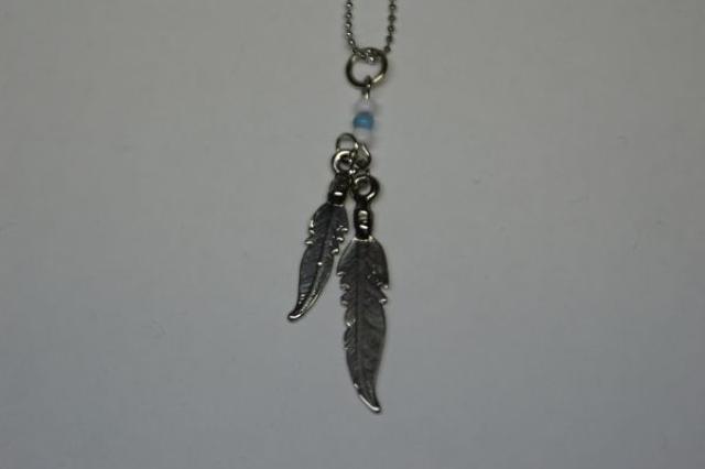 ビーズ付きプチフェザーネックレス 白青 ペンダント トップ チェーン モチーフ かっこいい 可愛い 羽根 華奢 < 女性アクセサリー/時計  ビーズ付きプチフェザーネックレス 白青 ペンダント トップ チェーン モチーフ かっこいい 可愛い 羽根 華奢  < 女性アクセサリー/時計の