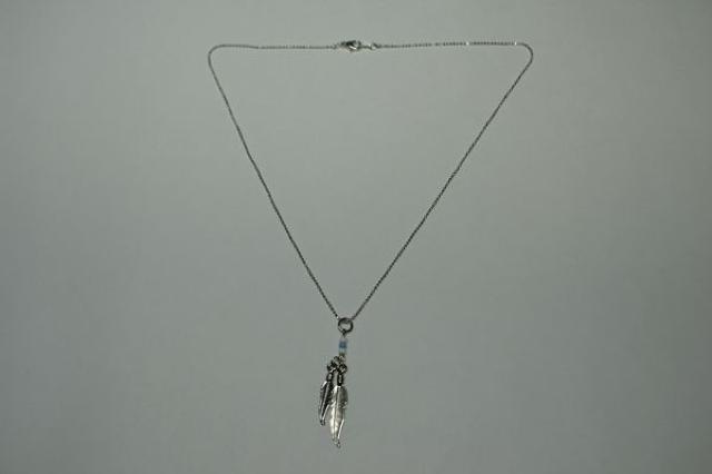 ビーズ付きプチフェザーネックレス 白青 ペンダント トップ チェーン モチーフ かっこいい 可愛い 羽根 華奢 < 女性アクセサリー/時計  ビーズ付きプチフェザーネックレス 白青 ペンダント トップ チェーン モチーフ かっこいい 可愛い 羽根 華奢 < 女性アクセサリー/時計の