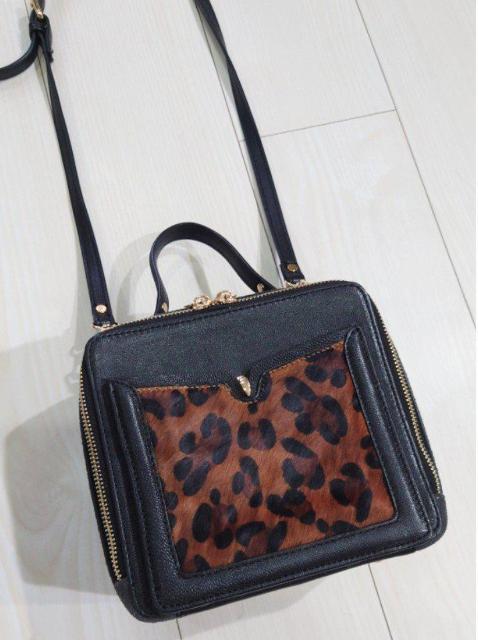 TOVレザースクエアフォルムバッグ 2way 定価16,000 < 女性ファッション  TOVレザースクエアフォルムバッグ 2way 定価16,000 < 女性ファッションの