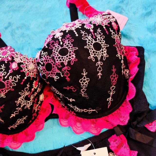 ゴージャス刺繍レースがエロ可愛ッ。。。H90×5L。。グラマラスブラジャー&ショーツセット。大きいサイズグラマー希少サイズ。。。 < 女性ファッション  ゴージャス刺繍レースがエロ可愛ッ。。。H90×5L。。グラマラスブラジャー&ショーツセット。大きいサイズグラマー希少サイズ。。。 < 女性ファッションの