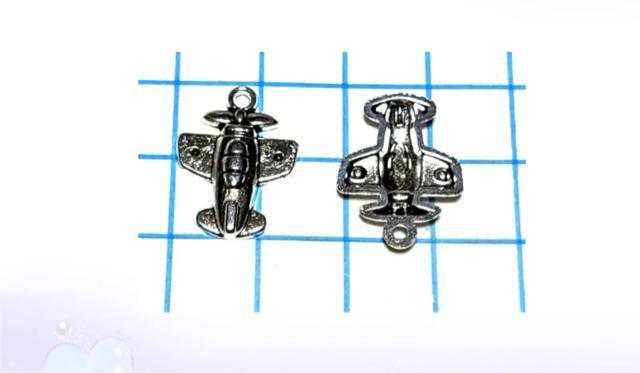 2303 銀色の飛行機 半立体 5個入り 金属チャーム アクセサリーパーツ < ペット/手芸/園芸 2303 銀色の飛行機 半立体 5個入り 金属チャーム アクセサリーパーツ < ペット/手芸/園芸の