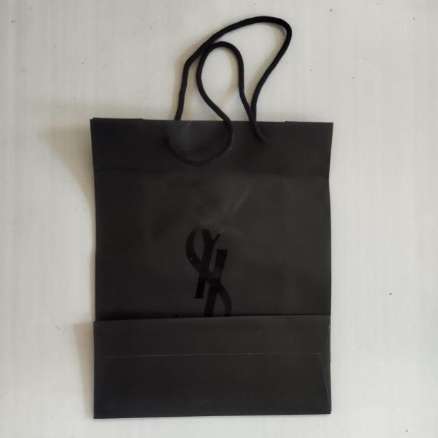 Yves Saint Laurent ブラックショッピングバッグ < 女性ファッション Yves Saint Laurent ブラックショッピングバッグ < 女性ファッションの