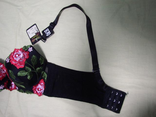 ブラックにレッド花柄刺繍使いお洒落なB70Mワイヤー入り < 女性ファッション  ブラックにレッド花柄刺繍使いお洒落なB70Mワイヤー入り < 女性ファッションの