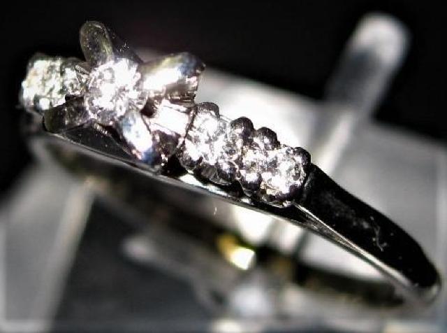 Pt900プラチナ リング指輪ダイヤ立爪 ファッション0.06ct 0.08ct < 女性アクセサリー/時計  Pt900プラチナ リング指輪ダイヤ立爪 ファッション0.06ct 0.08ct < 女性アクセサリー/時計の