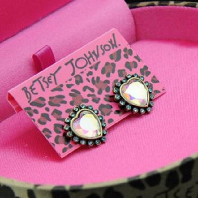 新品 ゴスロリ姫系オーロラハートストーンピアス BETSEY JOHNSON < 女性アクセサリー/時計 新品 ゴスロリ姫系オーロラハートストーンピアス BETSEY JOHNSON < 女性アクセサリー/時計の