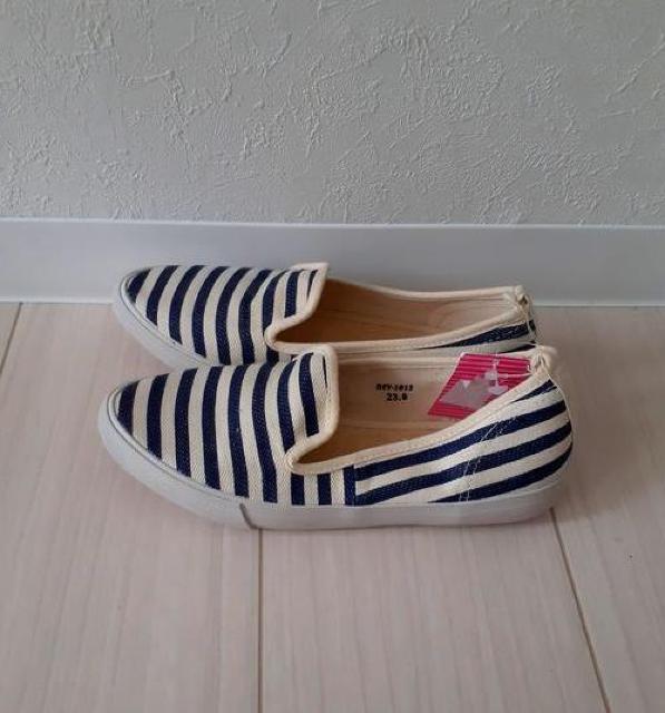 新品■nev◆ネイビー×ホワイト ボーダー スリッポン スニーカー 23cm < 女性ファッション  新品■nev◆ネイビー×ホワイト ボーダー スリッポン スニーカー 23cm < 女性ファッションの