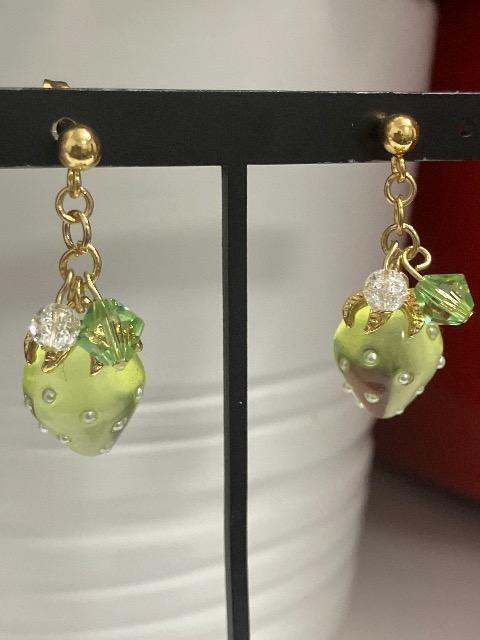 ハンドメイド 半立体いちごのチャームを使用したピアス グリーン < 女性ファッション  ハンドメイド 半立体いちごのチャームを使用したピアス グリーン  < 女性ファッションの