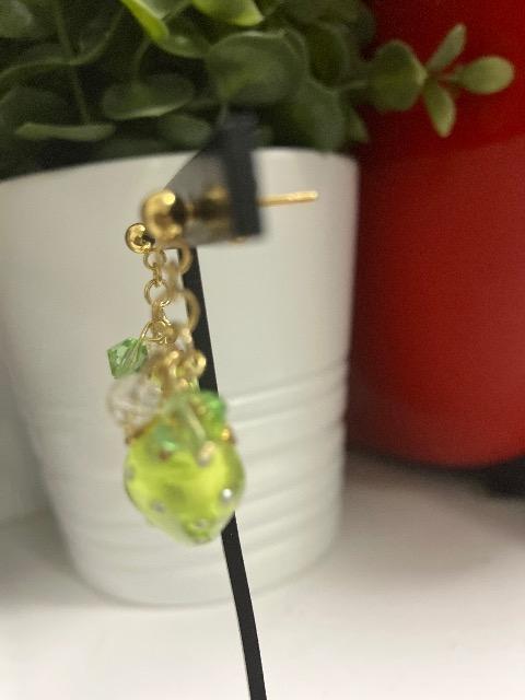 ハンドメイド 半立体いちごのチャームを使用したピアス グリーン < 女性ファッション  ハンドメイド 半立体いちごのチャームを使用したピアス グリーン < 女性ファッションの