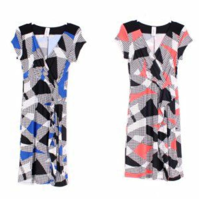 ブルー白黒幾何学柄半袖フリルストレッチミニワンピースS〜M < 女性ファッション  ブルー白黒幾何学柄半袖フリルストレッチミニワンピースS〜M  < 女性ファッションの