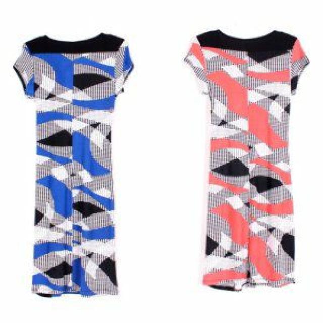 ブルー白黒幾何学柄半袖フリルストレッチミニワンピースS〜M < 女性ファッション  ブルー白黒幾何学柄半袖フリルストレッチミニワンピースS〜M < 女性ファッションの