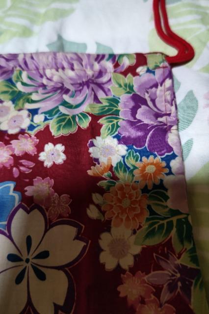 ★処分品★新柄=赤に×大牡丹桜柄ナナメ掛巾着袋 < キッズ/ベビー  ★処分品★新柄=赤に×大牡丹桜柄ナナメ掛巾着袋 < キッズ/ベビーの