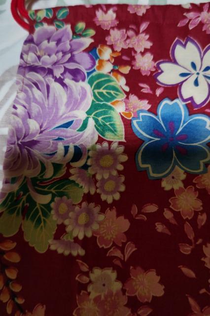 ★処分品★新柄=赤に×大牡丹桜柄ナナメ掛巾着袋 < キッズ/ベビー  ★処分品★新柄=赤に×大牡丹桜柄ナナメ掛巾着袋 < キッズ/ベビーの