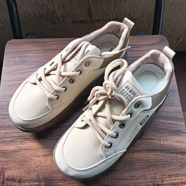 新品 23.5cm レディース スニーカー ベージュ シューズ 靴 カジュアル < 女性ファッション  新品 23.5cm レディース スニーカー ベージュ シューズ 靴 カジュアル  < 女性ファッションの