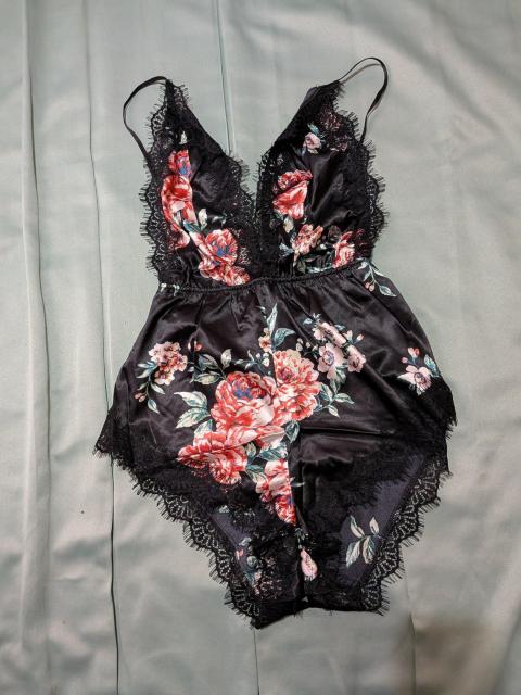 W1093 最高級品 ブラックの花柄プリント入りボディースーツ L < 女性ファッション W1093 最高級品 ブラックの花柄プリント入りボディースーツ L < 女性ファッションの