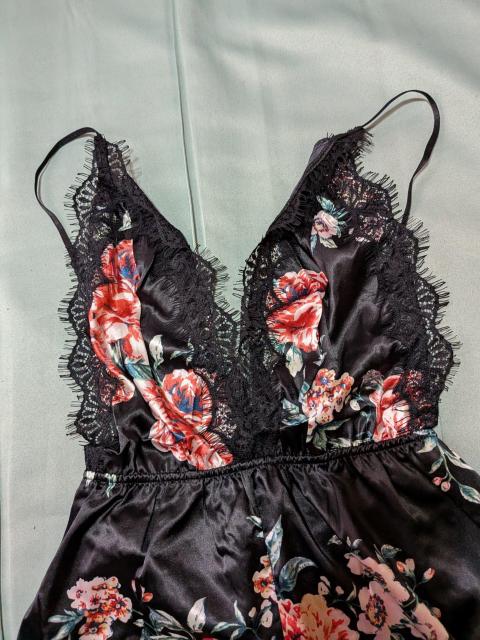 W1093 最高級品 ブラックの花柄プリント入りボディースーツ L < 女性ファッション W1093 最高級品 ブラックの花柄プリント入りボディースーツ L < 女性ファッションの