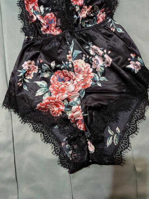 W1093 最高級品 ブラックの花柄プリント入りボディースーツ L < 女性ファッション W1093 最高級品 ブラックの花柄プリント入りボディースーツ L < 女性ファッションの